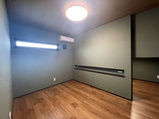 枕元のニッチは、携帯電話や小物を置く場所として活躍。
寝室の奥には小屋裏収納もあり、季節物もたっぷり収納可。