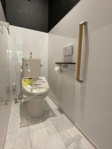 トイレの壁にパネルを施工し、お掃除をラクに。