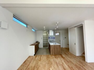 木の温もり×勾配天井で明るいリビングのある住まいのイメージ