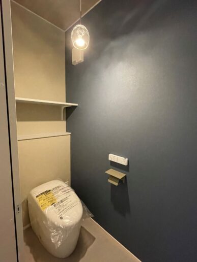 ネイビー×ホワイトでまとめ、温かい光を広げるペンダントライトを採用したことで、シンプルながらも落ち着きと清潔感のある空間に。