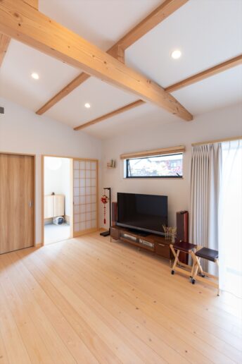 子ども室をあえて狭くし、リビングを広くすることで、家族が自然と集まる空間にしました。リビングを通って子ども室に行く間取りは、子どもたちの様子をさりげなく見守ることができます。