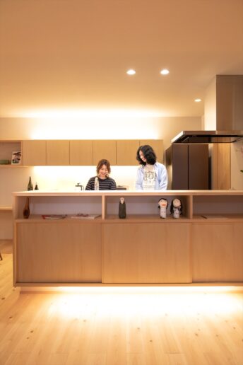 生活スタイルやしまうものに合わせてオーダーできるのが造作収納棚のメリット。インテリアも楽しめるように一部を飾り棚にしました。間接照明の優しい光が、木目や塗り壁の質感を際立たせて
くれます。