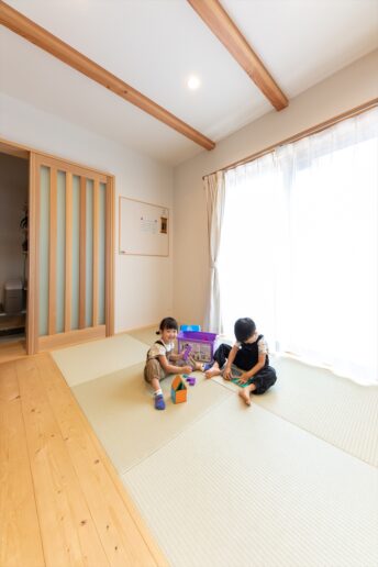 リビングの一角に家族団らんの場となる畳コーナーを設けました。お子様のアレルギーのことを考えて、お手入れしやすい和紙の畳を採用。マグネットクロスは、家族の掲示板として使っています。