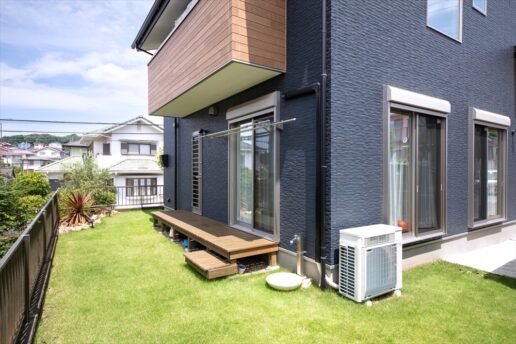 ウッドデッキは、洗濯物干し場や子どもの遊び場として活躍しています。キッチンの勝手口からも出入りが可能。外にいるお子様に飲み物を渡す時に便利です。