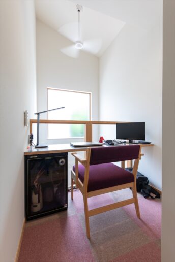 ２階吹き抜けに面した書斎コーナー。ご主人のリモートワークスペースとして活用しています。吹き抜けには、大きな窓を設置。LDK
まで光がたっぷり降り注ぐ明るいお家になりました。