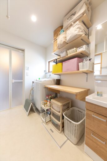 お子様のお世話がしやすい３帖の洗面脱衣室。可動棚には、幼稚園グッズを収納しているので、朝の身支度もスムーズです。