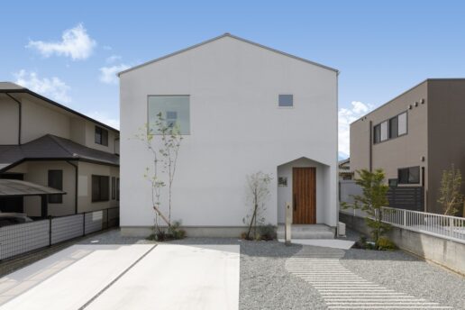 青空とのコントラストが可愛らしい三角屋根の白い外観は奥さまのいちばんの希望。一見、白に見えますが、ほんのりとグレーが入っているのがポイントです。