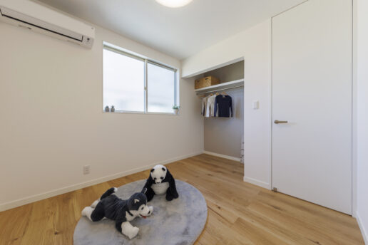 4.5帖の子供部屋を２部屋完備。天井高までのハイドアでドアを開けたときに抜け感があり圧迫感がありません。
