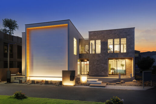 白の鏡面仕上げの外壁とタイル仕上げの外壁材を使い分けた重厚感あるデザイン。夕暮れ時に美しく佇みます。