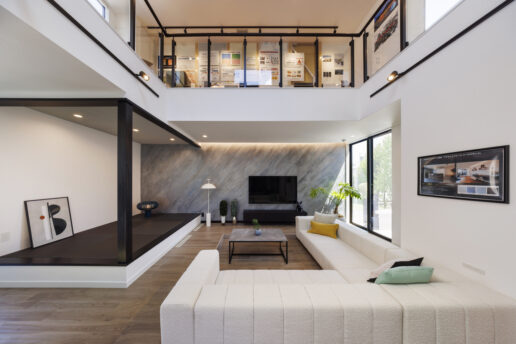 開放的に包まれた吹抜けのリビング。ダウンフロアに配置したソファからの視線、小上がりの畳コーナーからの視線、それぞれに異なる景色を表現しています。