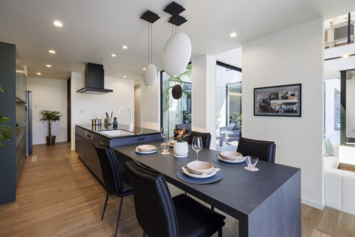 スタイリッシュな美しさとお手入れのしやすさ、両面にこだわったnattoku住宅のオリジナルのダイニングキッチン。