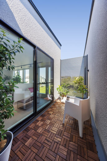 光を取り込む2階のバルコニーは、外からの視線を排除しながら防犯性にも優れた、nattoku住宅オリジナルの格子「Nコート」を採用しています。