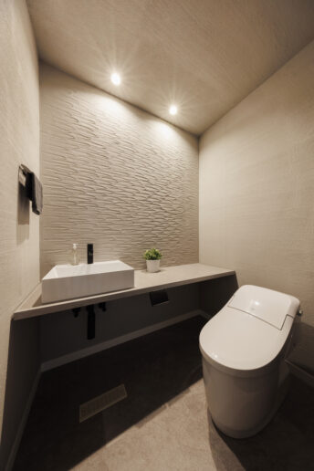 消臭・調湿効果に優れた薩摩中霧島壁を使い、ラグジュアリーに仕上げたトイレ。明るすぎない照明もポイントです。