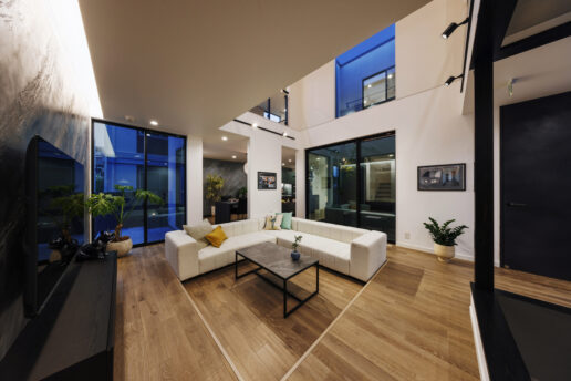 夕暮れ時のリビングは間接照明でほんのり色づき、日中とは異なる美しさを放ちます。