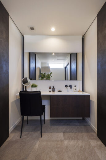 モノトーンで揃えたホテルのような暮らしが叶う洗面室。洗面台はオリジナルのルシェーロ。宙に浮いたデザインがすっきりとした印象に。