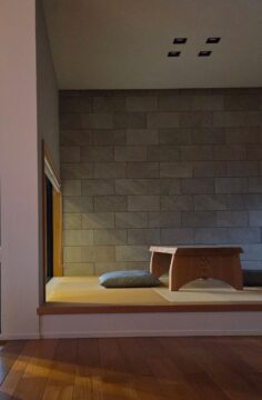 ダイニング横に隣接した和室。畳は縁なしの天然井草の半切り畳を採用しており、本物の質感が美しいです。壁面にタイルや、板の間の床材にタイルを採用し、モダンテイストな和室に仕上げています。間接照明や地窓から採る明かりが和室の雰囲気にマッチします。