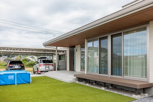 「ロング庇（ひさし）」を提案され、採用を決定。
窓を開けても雨が降り込まず、庇がつくる影のおかげで夏の強い日差しもシャットアウト。
実用性に加え、外観もぐっと洗練され、「友人から褒められるのがうれしい」と奥さまも笑顔に。