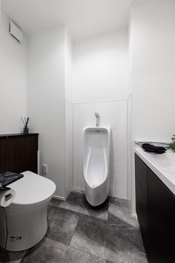 2つあるトイレのひとつに念願の小便器を採用し、落ち着いた空間に仕上げました。