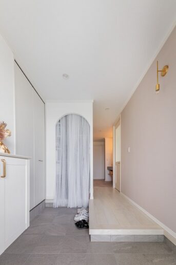 玄関に一歩足を踏み入れると、目に飛び込んでくるのは、かわいらしいR壁が特徴のエントランス。
まるで雑誌の一ページから飛び出してきたかのような、おしゃれなデザインが訪れる人々の心を掴みます。