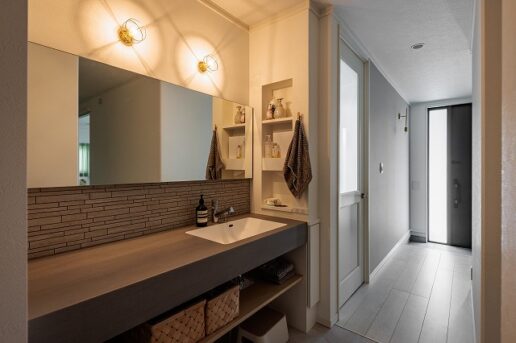 奥さまこだわりの洗面は、SNSで憧れていたアイカを採用し、インテリアコーディネーターと一緒に、照明やタイルまで丁寧に選んだ力作。
娘さんが2人いることから、将来、お化粧と身支度が同時にできるように幅広のゆったりサイズを選択。