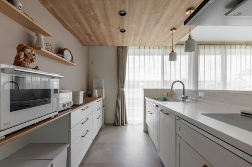 こもり感のある落ち着いた印象を与える下がり天井のキッチン。