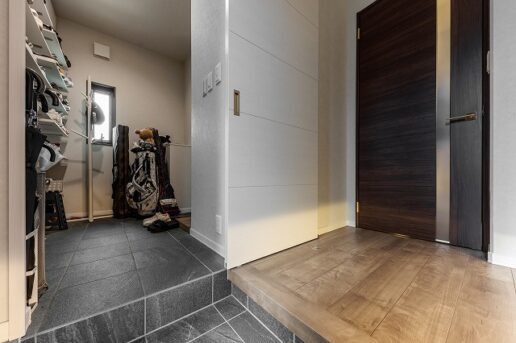 玄関横には家族専用のシューズクロークを設け、靴やゴルフバッグなどをすっきり収納。
そのまま、洗面脱衣室にアクセスでき、帰宅後の手洗い動線もスムーズに。