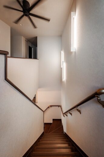 照明の高さや感覚をリズミカルに配置し生まれた光のラインが、階段に表情をつくる。
