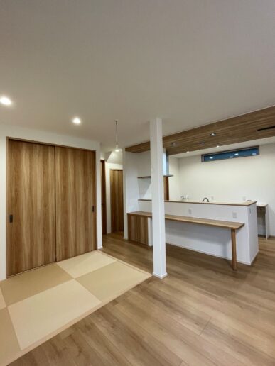 リビングの一角に畳コーナーをプラスして、日常にちょっとしたくつろぎスペースを。近くに収納があるとお昼寝用のお布団なども出し入れしやすく◎。