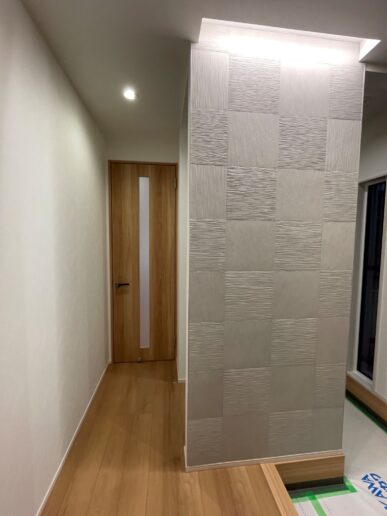 やさしい木の色とエコカラットの質感が調和する玄関。
玄関～LDK～UBへ、1階は回遊できる間取りで家事の負担を軽減。