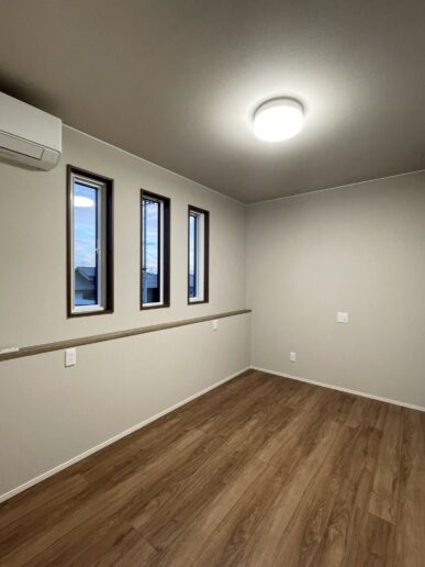 3連窓が特徴的なお部屋。窓は、断熱性が高いトリプルガラス樹脂サッシが標準です。