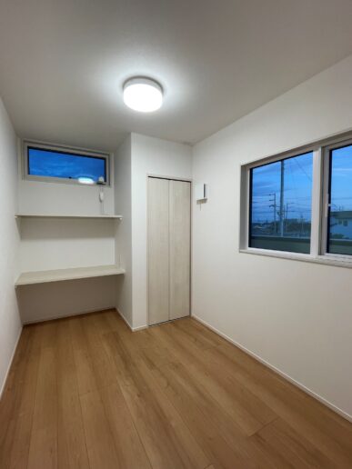 4.5帖のお子さまのお部屋には、机としても使えるカウンターを設置。