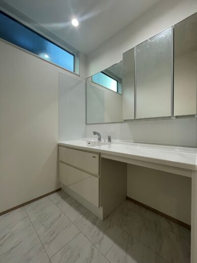 白を基調とした清潔感のある幅165㎝の広々した洗面スペース。