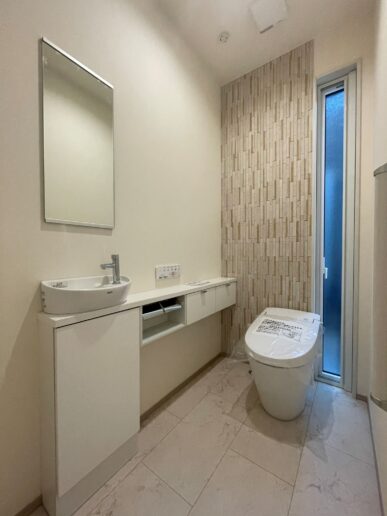 トイレの背面に脱臭効果もあるエコカラットを施工。