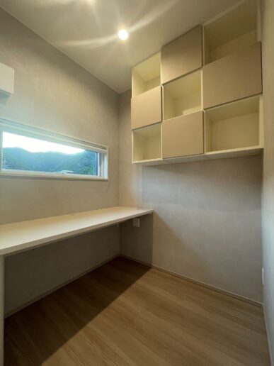 ニュアンスグレーでまとめたワークスペース。ほどよいこもり感が◎。