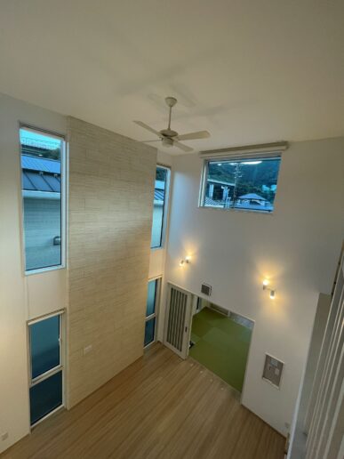 自然光と照明がバランスよく重なり、時間とともに表情を変える空間に。窓は、断熱性の高いトリプルガラス樹脂サッシが標準です。