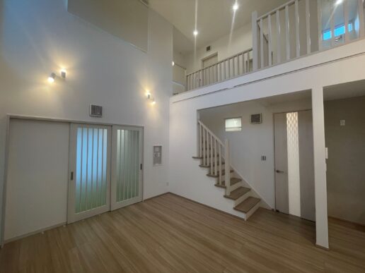 天井まで届く吹抜けが心地よい、開放感たっぷりの約21帖のLDK。

