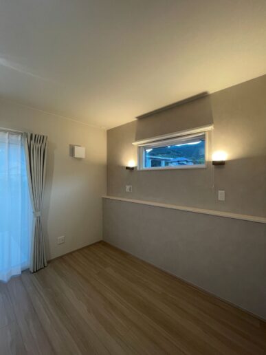 グレーのアクセントクロスで落ち着いた空間に。