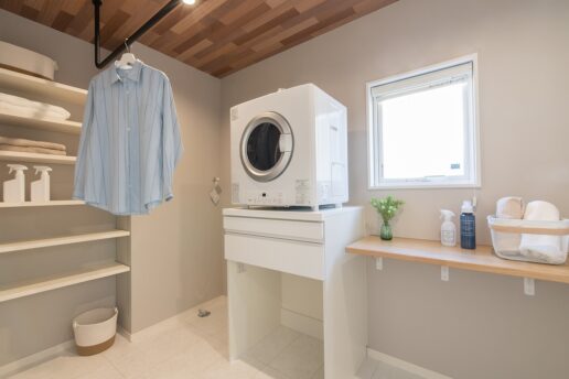 カウンター・ガス式衣類乾燥機・室内物干しを設置。
洗濯から乾燥まで1階で完結できます。