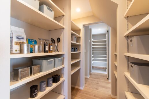 主寝室とホールの双方から出入りできるウォークスルーのクローゼット。