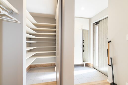 ゆとりある土間収納を玄関に併設。
生活が1階で完結できるように収納スペースを充実させました。