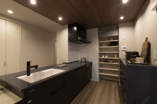 開放感のあるフラットキッチン。
ブラックキッチンを採用し、室内のメインアクセントとしました。