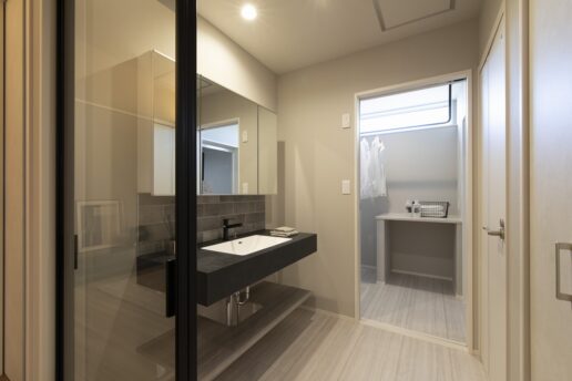 人気の洗面化粧室と脱衣室のセパレートタイプです。
あえて透明な間仕切りを採用し、光を取り込むようにしました。