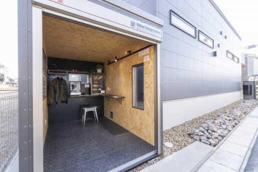 シャッター付きの据え置き型バイクガレージ。
照明をつけて、趣味を愉しむ空間に。