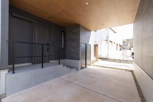 大荷物でも、お子様がいても雨に濡れずに玄関を開けられる大きな車寄せです。
カーポートに比べて、家との一体感が演出できます。