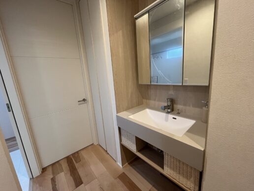 くすみカラーがかわいい造作洗面は、ナチュラルなインテリアに溶け込みます。