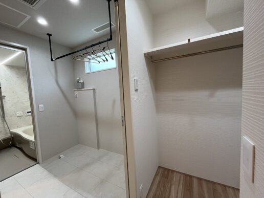 脱衣兼ランドリーは、寝室内のWICと隣接する設計に。洗う・干す・しまうの動線を最短で叶えます。