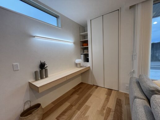 リビングの一角には、ワークカウンターを設けました。家族の気配を感じながら作業ができます。お子様が宿題をやるのにも◎