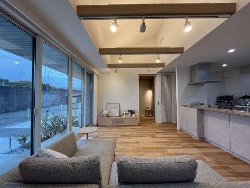 21.6帖の柱のないＬＤＫは、幅４m・高さ2.3ｍの大きな窓と吹抜けで開放感抜群。床材は、天然木の挽板フローリング（バーチ）を採用。素足で過ごしたくなる心地よさです。