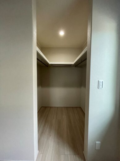 1階に2帖のウォークインクローゼットがあり、たっぷり収納可能。扉を付けないことで、収納時に開け閉めする必要がなく◎。