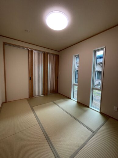 6帖の和室は、玄関からすぐの場所に配置しているので、来客時もスムーズ。戸を開ければ、リビングと繋がる広い空間に。